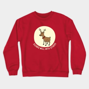 Funny Reindeer Christmas Pun - Sleighs Well With Others Crewneck Sweatshirt